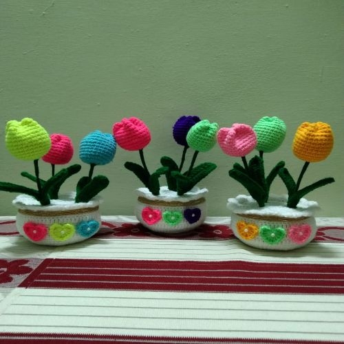 Crochet tulip flower pot
